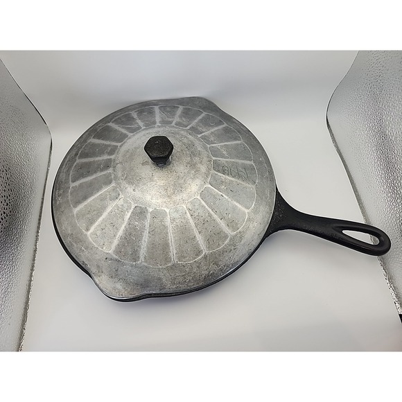 Griswold Cast Iron Skillet #7 701, Double Spout, Large Block Logo - Picture 2 of 7